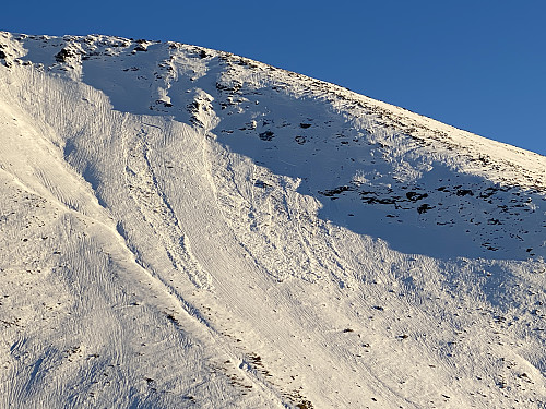 Bilde #14: Tilbakeblikk mot ryggen der vi gikk opp, og hvor det hadde gått flere snøskred innunder.