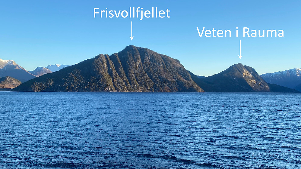 Bilde #1: Frisvollfjellet [467 m.o.h.] og Veten i Rauma [503 m.o.h.] sett fra Sauset, ved foten av Blåstolen (mellom Vågstrandtunnelen og Måndalstunnelen).