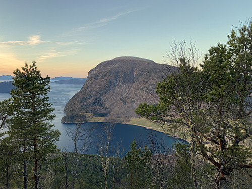 Bilde #15: Utsikt fra Frisvollfjellet mot Norvika og Kvitfjellet [833 m.o.h.], også kalt Norvikfjellet eller Oksen i Rauma.