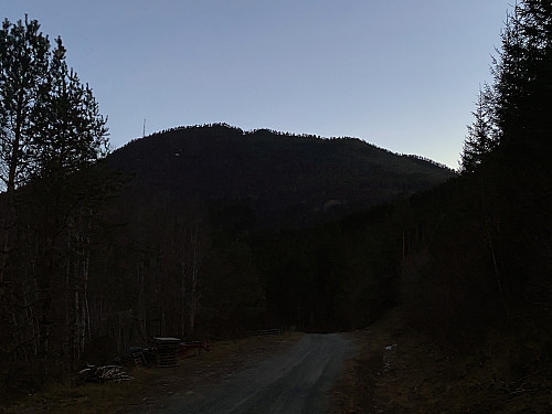 Bilde #16: Det var begynt å bli mørkt før jeg nådde tilbake til bilen. Her sees siluetten av Veten, og Klungnesveten ligger der man ser TV-masta stikke opp.