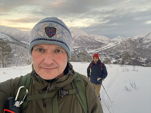 Bilde #9: På vei opp nordøstryggen av Bjørga, med Skorgedalen i bakgrunnen.