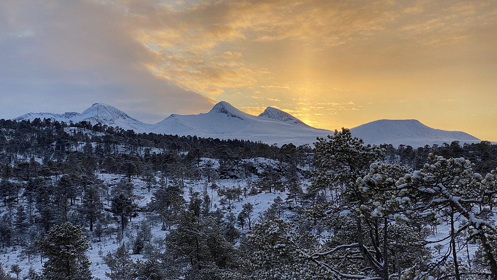 Bilde #8: Solnedgang bak "Vestnestraversen". Fra venstre sees Remmemstinden [1090 m.o.h.], Litletinden [981 m.o.h.], Ytstetinden [1162 m.o.h.], Trolltinden [1170 m.o.h.] og Båten [819 m.o.h.]. Bildet er tatt fra en på kartet ikke angitt fjelltopp, ca. 274 m.o.h., beliggende sørvest for Haggardshaugen, og rett nord for Åsnakken.
