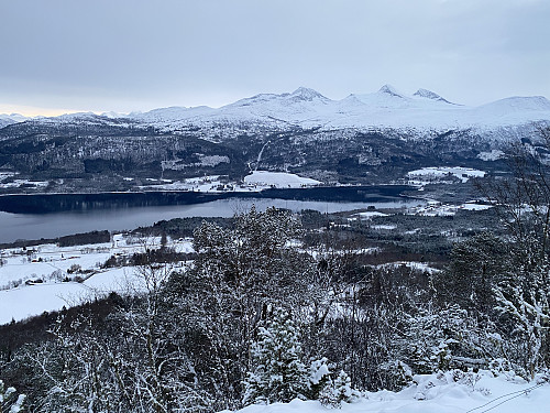 Bilde #12: Utsikt fra Åsnakken [304 m.o.h.] innover Flatevågen. I bakgrunnen sees Remmemstinden, Ytstetinden, Trolltinden og Båten. Men nå som sola var gått ned, fikk vi ikke det samme lyset som på bilde #8.