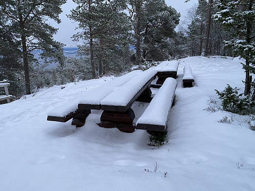 Bilde #13: På hovedtoppen [Åsnakken 316], er det godt tilrettelagt for turfolk med benker og bord...