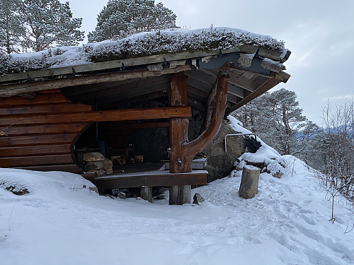 Bilde #15: ...men når man kommer rundt på nedsiden, så finner man at gapahuken er svært forseggjort.