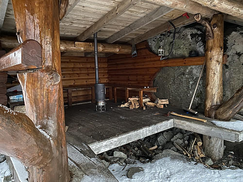 Bilde #16: Inni gapahuken. Her har noen lagt ned mangfoldige arbeidstimer, hvilket tyder på at denne toppen nok blir en hel del brukt av lokale turfolk.
