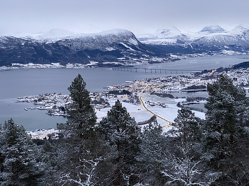 Bilde #18: Utsikt fra Ramnehaugen mot Vestnes sentrum og mot Tresfjorden. Fjellet bortom Tresfjordbrua er Helsetnakken [674 m.o.h.].
