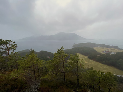 Bilde #2: Utsikt utover Julbøen og over mot Otrøya.