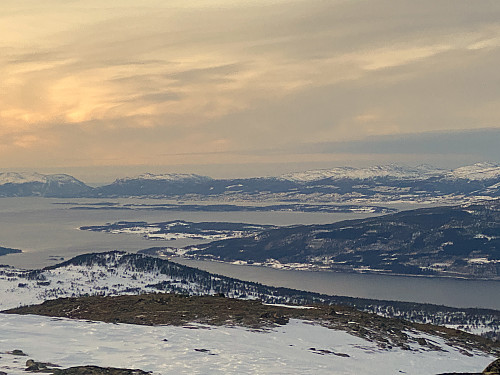 Bilde #15: Utsikt fra Bolfjellet [770 m.o.h.] mot Nesjestranda, Bolsøya og Molde. 