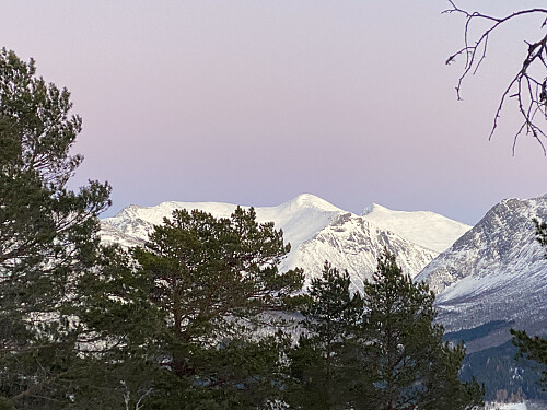 Bilde #8:Utsikt mot Kvasstinden [1188 m.o.h.] og Smørbottinden [1189 m.o.h.].