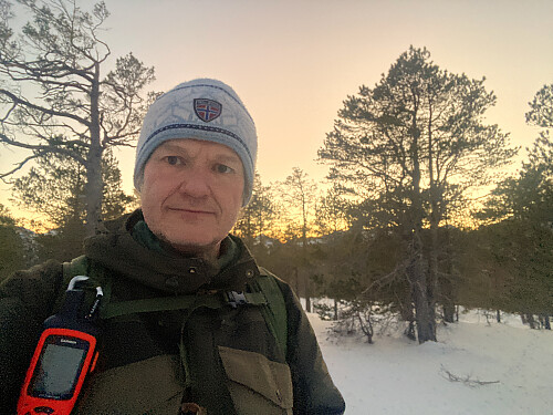 Bilde #10: På toppen av Kolåsen [359 m.o.h.], med det gul-oransje skumringslyset fortsatt markant på himmelen i sørvest.