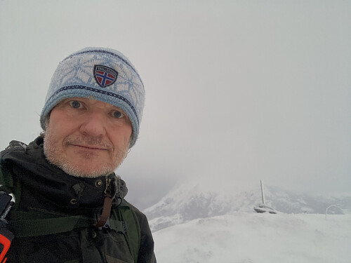 Bilde #13: På toppen av Kjølen, med Middagsfjellet så vidt synlig i bakgrunnen.