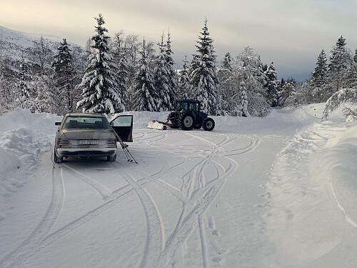 Bilde #1: Jeg kjørte så langt oppover i Mittetdalen som det var brøytet, dvs. til ca. 1 km før Strokkensetra. I dalen her var det fin-fin snø, og det var bare å spenne på seg skiene og legge avsted. En lokal skiløper som la ut omtrent samtidig, hadde tatt traktoren opp.