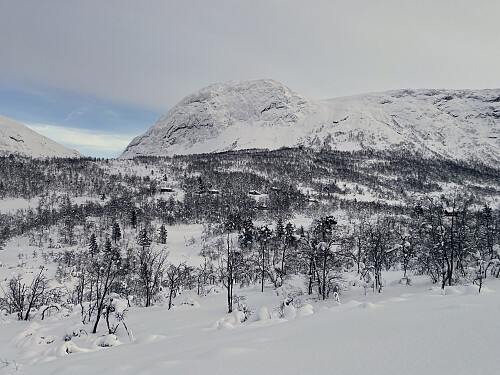 Bilde #4: Her har jeg krysset elva, og har fått utsikt over til Skrokkensetra [420 m.o.h.], med Skrokkenfjellet [1058 m.o.h.] i bakgrunnen.