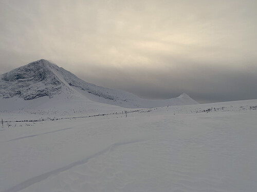 Bilde #7: Såta [1131 m.o.h.] kommer til syne ved enden av vestryggen på Litle Blåtind [1157 m.o.h.].