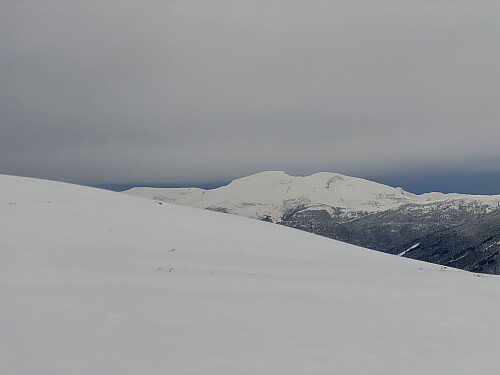 Bilde #8: Vesleskåla [901 m.o.h.], Skåla [1127 m.o.h.] og Skålaksla [1076 m.o.h.] kommer til syne på andre sida av Langfjorden.