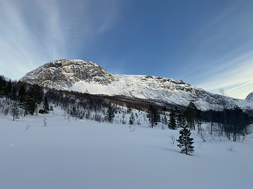 Bilde #2: Skrokkenfjellet under blå himmel. Jeg hadde sett for meg at jeg kanskje kunne gå opp ryggen til høyre i bildet, men der viste det seg å være for lite snø...