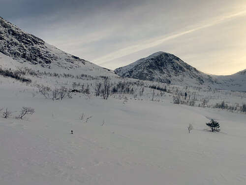 Bilde #3: Måsvasstinden [1203 m.o.h.] i sikte. Måsskaret [612 m.o.h.], og veien inn til Måsvassbu [590 m.o.h.], går mellom Skrokkenfjellet og Måsvasstinden.