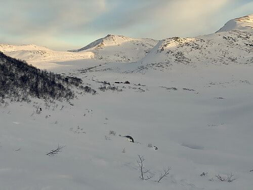 Bilde #7: Måsvassbu [592 m.o.h.] kommer til syne omtrent midt i bildet. I bakgrunnen sees Klauva [1512 m.o.h.] til høyre, og Ljøsåtind [1182 m.o.h.] i midten.
