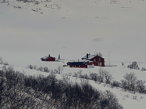 Bilde #8: Jeg zoomer litt inn på Måsvassbu. Hytta tilhører DNT, er vakkert beliggende, og er et fint utgangspunkt for både vinter- og sommerturer i området.