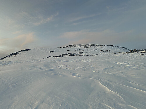 Bilde #10: Og da er det ikke mange høydemetrene igjen før jeg er oppe. Varden på toppen er ikke synlig enda, men ligger like bak kanten omtrent midt på bildet.