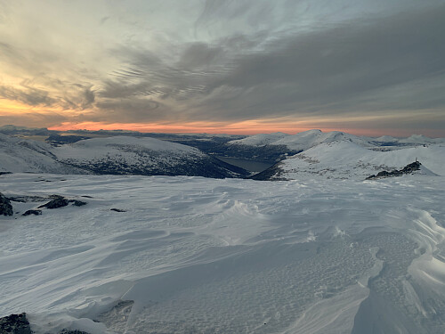 Bilde #11: Utsikt fra toppen. Foran Langfjorden sees Skarven [835 m.o.h.] til venstre, og Heimre Rjuptinden / Dalefjellet [968 m.o.h.] på høyre side av Mittetdalen. På andre sida av fjorden sees blant annet Vesleskåla [901 m.o.h.], Skåla [1127 m.o.h.] og Skålaksla [1076 m.o.h.]