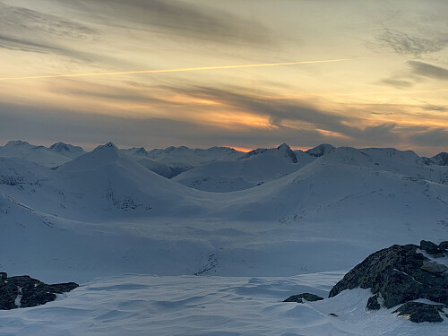 Bilde #12: Utsikt mot Såta [1131 m.o.h.] og Nebba [1105 m.o.h.]. Såta er fjellet til venstre, og Nebba er det til høyre. Det is- og snølagte vatnet i forkant av de to fjellene er Såtevatnet [678 m.o.h.]. 
