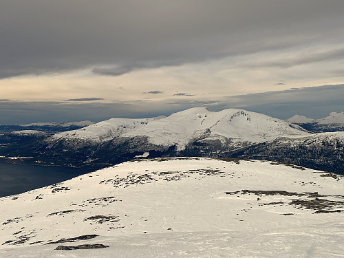 Bilde #8: Utsikt fra Heimre Rjuptinden mot Vesleskåla, Skåla og Skålaksla på andre sida av Langfjorden.