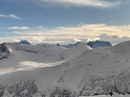 Bilde #10: Favorittfjellene omkring Åndalsnes kommer tilsyne: Venjetindane til venstre, Romsdalshornet omtrent i midten, og Trolltindane (fra Breitinden til Store Trolltind) til høyre i bildet. I forgrunnen sees Litle Blåtind, Snortungen, Såta og Nebba.