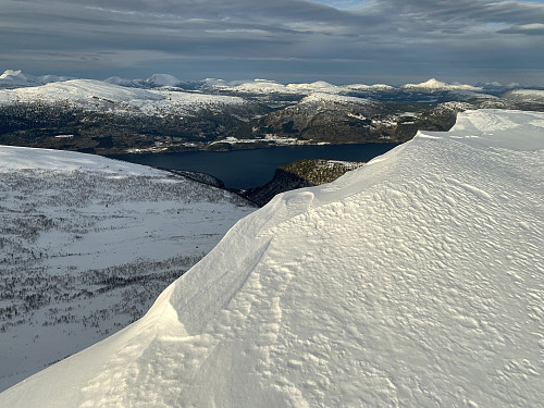 Bilde #15: Utsikt mot Langfjorden, med Snøfjellet [853 m.o.h.], Ranvikskaret og Storhaugen [682 m.o.h.] på andre sida av fjorden.