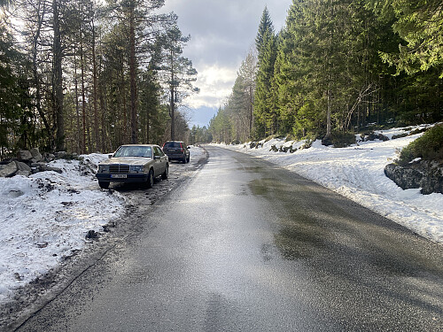 Bilde #1: Jeg parkerte i ei lomme ca. 100 meter vest for Ytre Horsgårdelva. Der stod en bil parkert allerede, og den viste seg å tilhøre en som gikk opp fine spor foran meg.