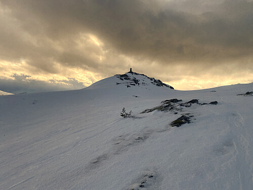Bilde #6: En liten knaus med en stor varde på toppen. Knausen ligger 641 m.o.h., og ligger like nedenfor Gløshaugen [696 m.o.h.].