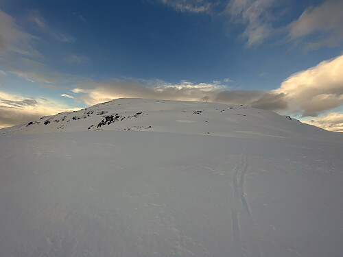 Bilde #7: Jeg nærmer meg toppartiet. Det er et nokså stort, relativt flatt platå når man kommer over kanten der fremme.