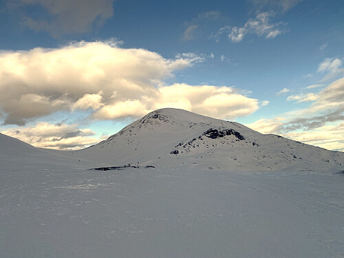 Bilde #8: Skåla-toppen [1127 m.o.h.]. Vi ser at man kan traversere mellom Vesleskåla og Skåla, man må bare vurdere skredfaren, for det er ganske bratt oppunder Skåla-toppen.