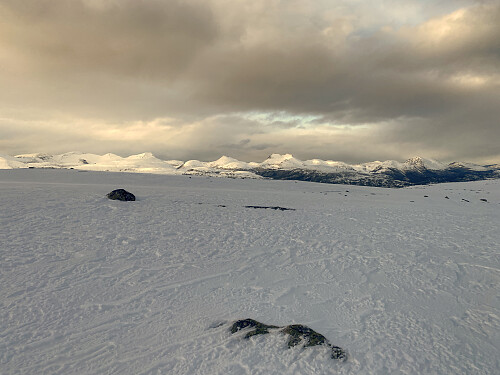 Bilde #9: Utsikt nordover fra topp-platået på Vesleskåla. (...) Bare hvite topper så langt øyet kan se (...).