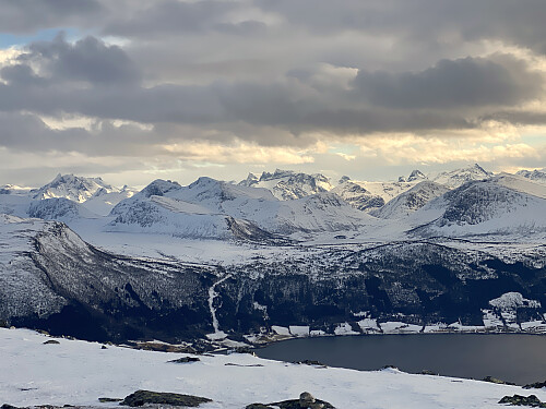 Bilde #14: Utsikt mot fjellene omkring Åndalsnes. Det trenede øye vil blant annet kunne dra kjensel på Venjetindane, Romsdalshornet, Trolltindane, Bispen og Kongen.