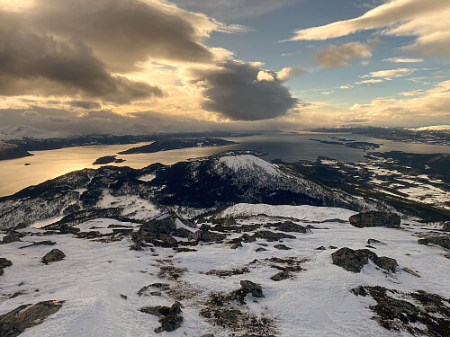 Bilde #13: Utsikt fra Vesleskåla [901 m.o.h.] mot Romsdalsfjorden med blandt annet Sekken, Veøya og Bolsøya.