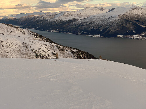 Bilde #16: Bilde fra nedfarten, med Langfjorden i bakgrunnen.