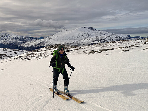 Bilde #3: I godt driv oppover mot Vardtua [758 m.o.h.], med Skjerdingen/Blåskjerdingen i bakgrunnen.