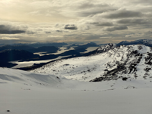 Bilde #4: Tilbakeblikk mot Høgsætra og traséen vi nettopp har fulgt oppover. Fjordene i bakgrunnen er Ellingsøyfjorden (t.v.) og Grytafjorden (t.h.). Vatnet er Engsetdalsvatnet.