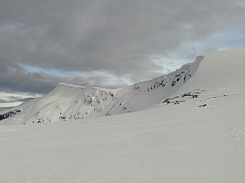 Bilde #5: Skavlene henger faretruende utover kanten. Frostadvarde-toppen [801 m.o.h.] til venstre i bildet, og Vardtua [758 m.o.h.] til høyre.