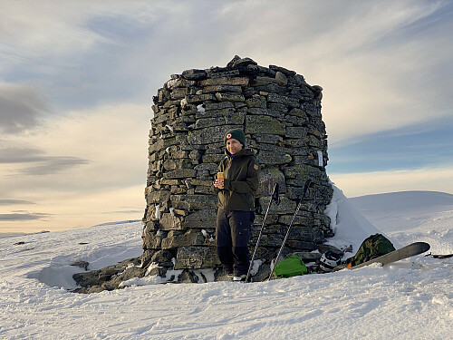 Bilde #7: Pause ved Frostadvarden [801 m.o.h.]. Her plukket vi fellene av skiene, strammet opp skistøvlene, og gav oss i kast med turen ned igjen. Nå hadde også været klarnet en del opp, og vi så ut til å skulle kunne få en fin nedfart.