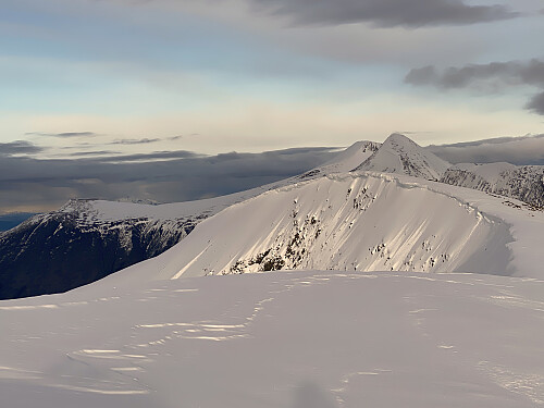 Bilde #8: Utsikt fra Frostadvarden bort på hovedtoppen på 807 m.o.h. I bakgrunnen sees Ytstetinden [1162 m.o.h.] og Trolltinden [1170 m.o.h.], og til venstre for dem sees Båten [819 m.o.h.].