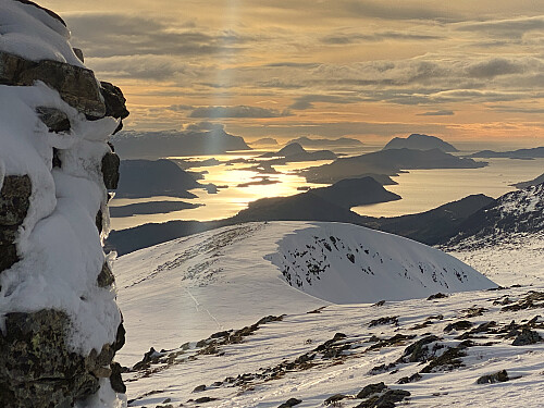 Bilde #10: Utsikt vestover, med Sula, Sukkertoppen og Godøya i det fjerne. De tre fjordene som sees er (fra venstre) Borgundfjorden, Ellingsøyfjorden og Grytafjorden.