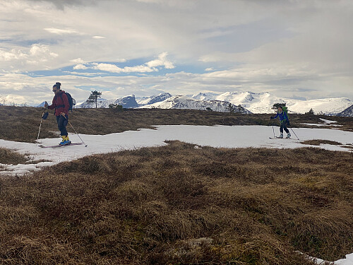 Bilde #2: Mine døtre på en av de store snøflekkene som fortsatt lå igjen. I bakgrunnen sees Kvitfjellet [833 m.o.h.], og bak der igjen sees Blåstolen [1110 m.o.h.], Trollstolen [1140 m.o.h.], Svartevasstinden [1258 m.o.h.] og Trolltinden [1241 m.o.h.].