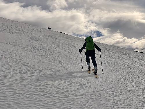 Bilde #5: Vi nærmer oss midtryggen, hvor steinene som stikker opp av snøen ligger såpass tett, at vi må av med skiene for å komme oss videre.