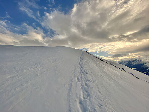 Bilde #9: De siste ca. 60 høydemeterne var det såpass hardt skareføre, at vi satte fra oss ski og ryggsekker, og fulgte dette sporet til fots opp til toppen.