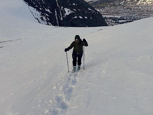 Bilde #10: Dyp konsentrasjon, for ikke å trå feil, og skli sidelengs ned i steinura nedenfor. Her dobbletsjekket jeg underveis med GPS at vi gikk i god avstand til skavel og stup.