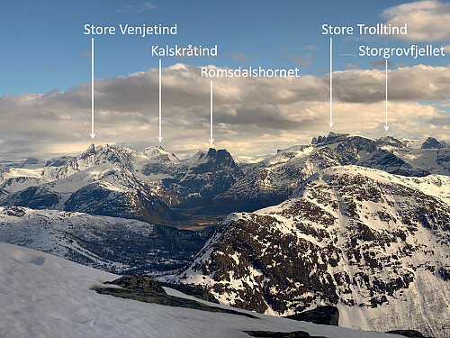 Bilde #13: Noen av Romsdalstoppene avmerket med navn (mellom sør og sørøst fra der vi står)...