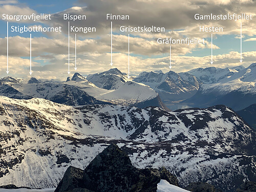 Bilde #14: Og her er angitt navnet på litt flere Romsdalstopper (mellom sør og sørvest sett fra Tarløysa).